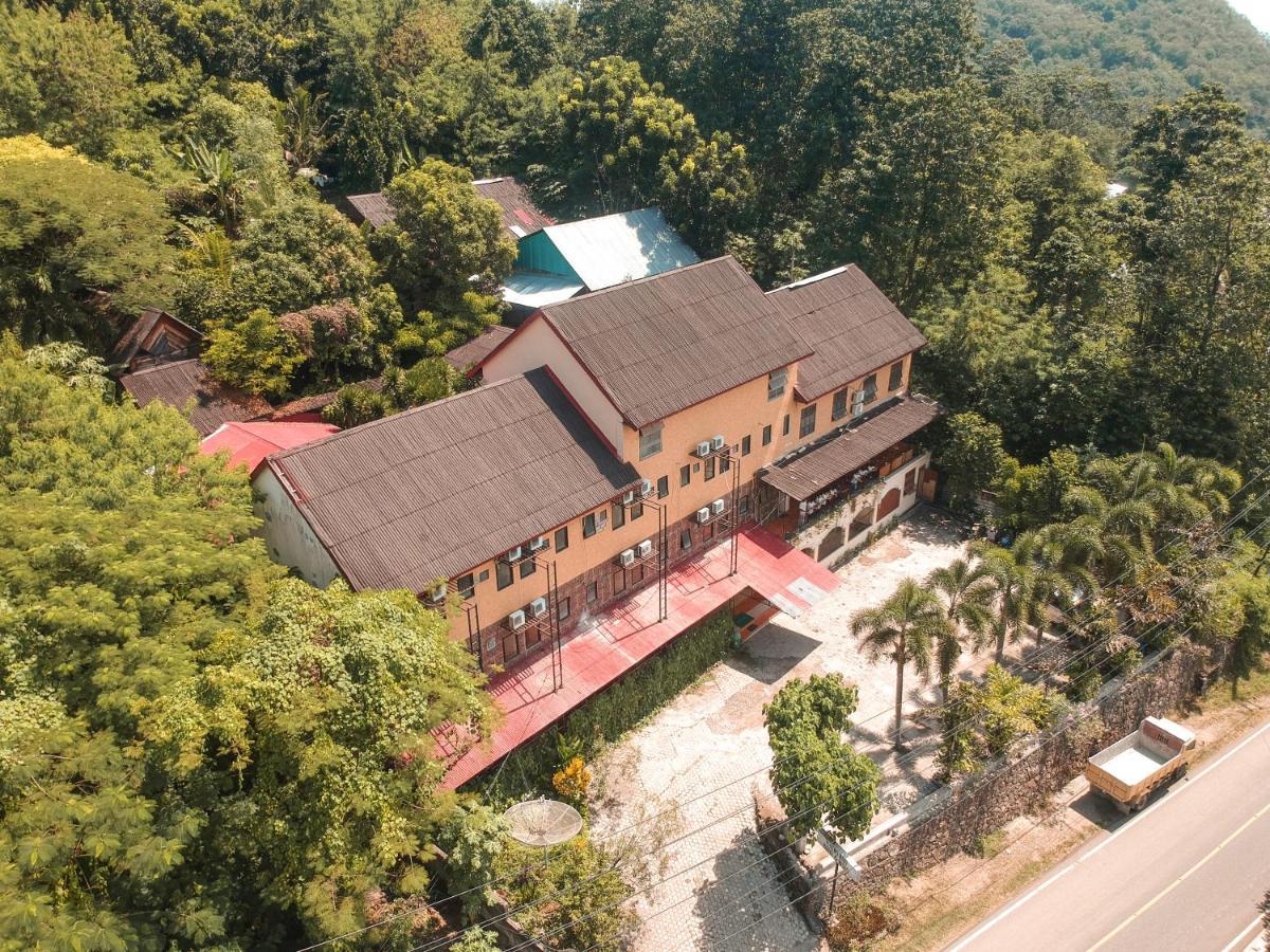 Centro Bajo Hotel & Resto Labuan Bajo Exterior foto