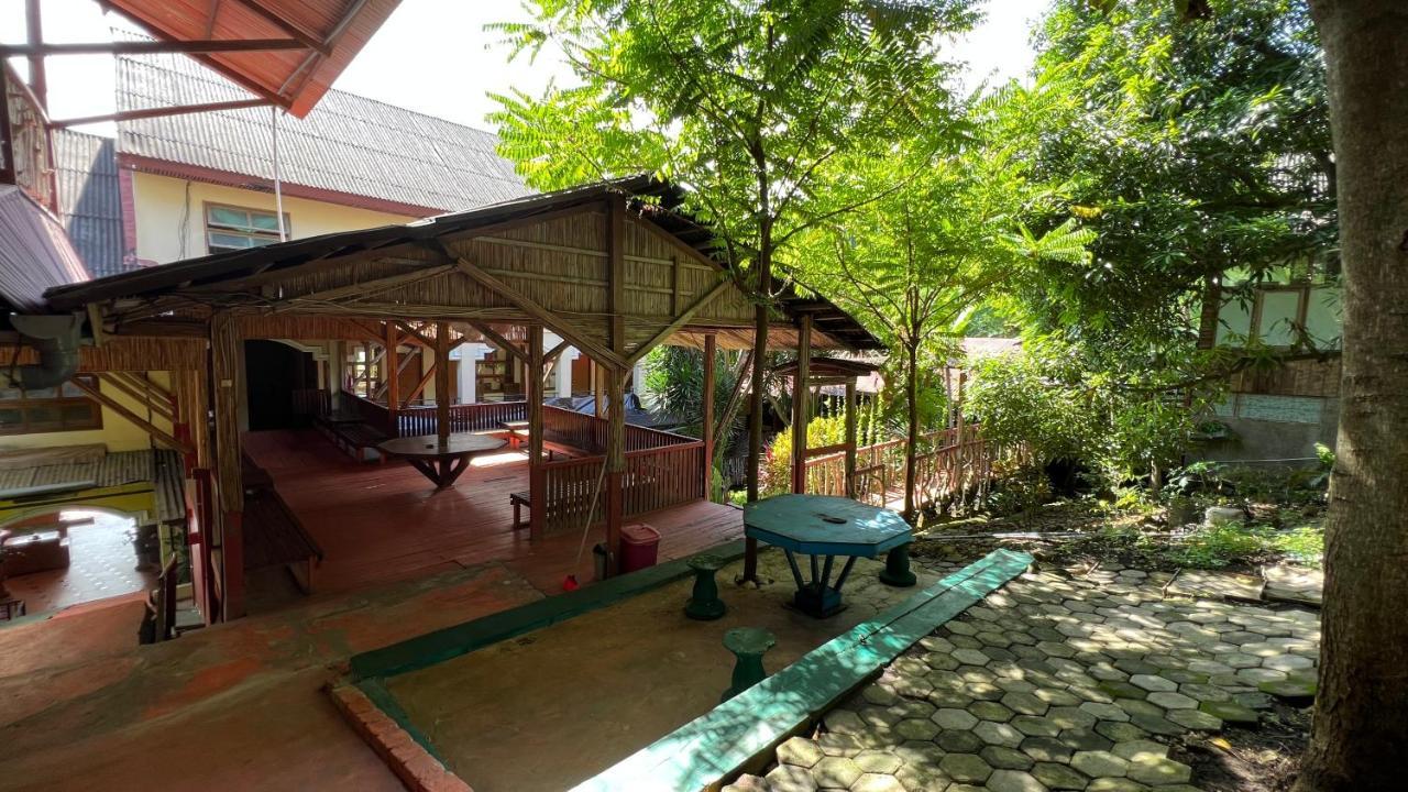 Centro Bajo Hotel & Resto Labuan Bajo Exterior foto
