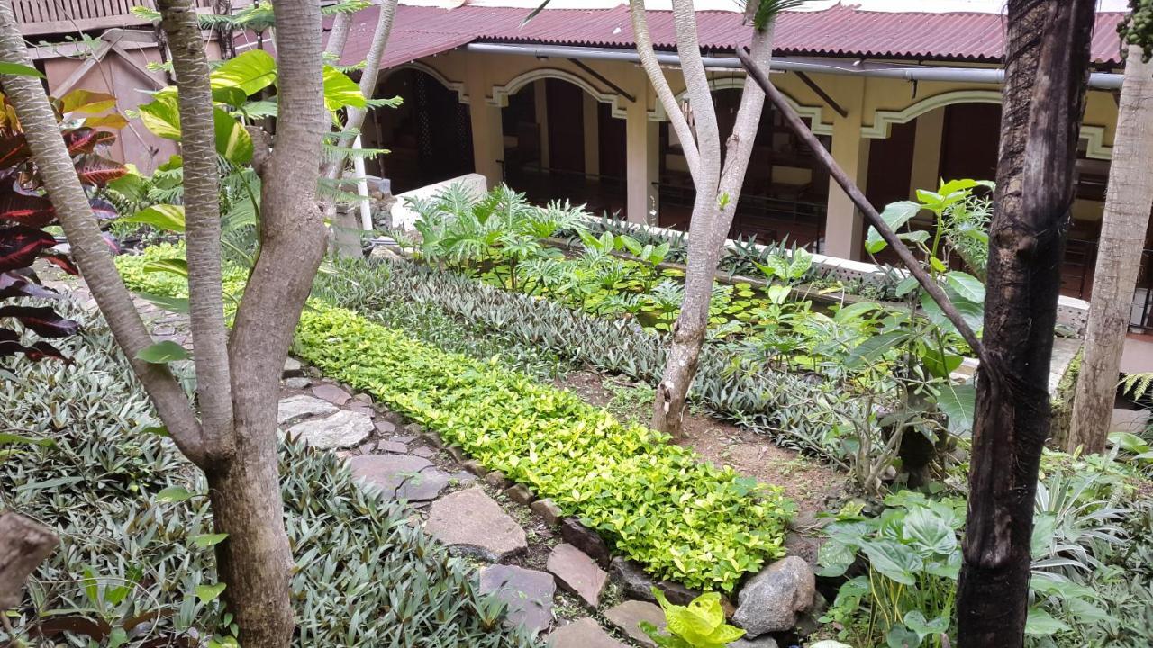 Centro Bajo Hotel & Resto Labuan Bajo Quarto foto